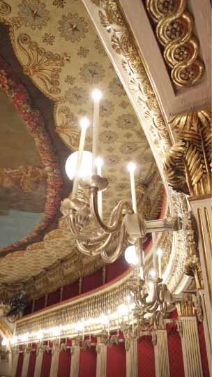 サンカルロ歌劇場桟敷席から天井のあかりシャンデリアをながめる。